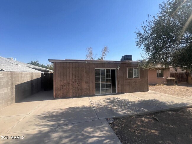 Building Photo - 1237 E Vine Ave