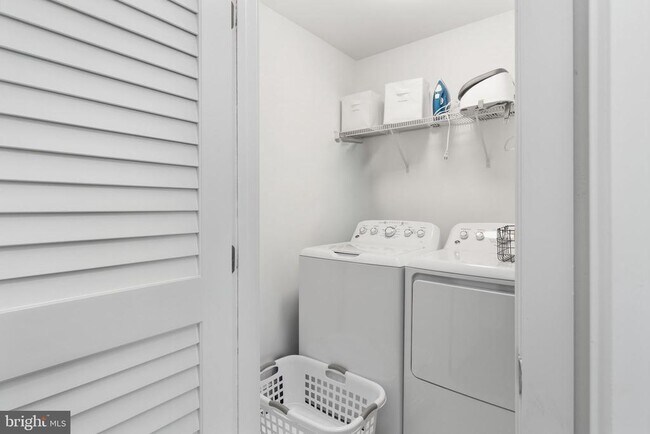 Building Photo - 308 Douglas Ave