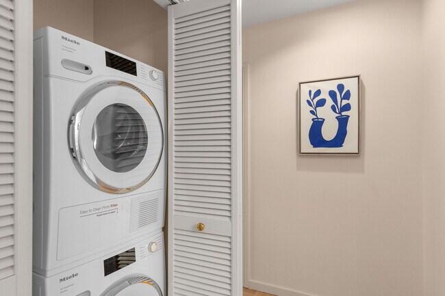 Building Photo - 1414 SW 3rd Ave