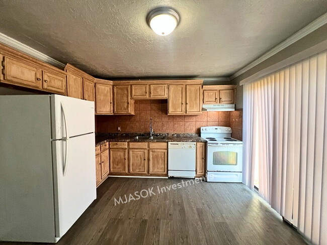 Building Photo - 4 Bedroom Home in Lawton — Available Now
