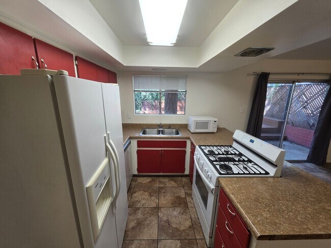 Building Photo - 3885 N Fanning Dr