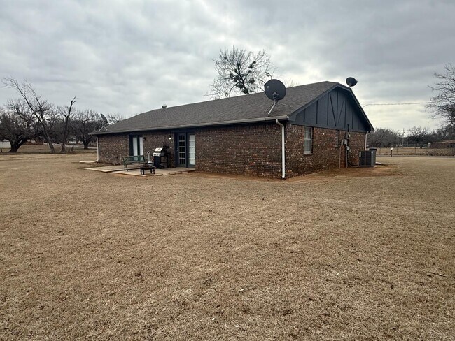 Building Photo - 313 W Pine Ave