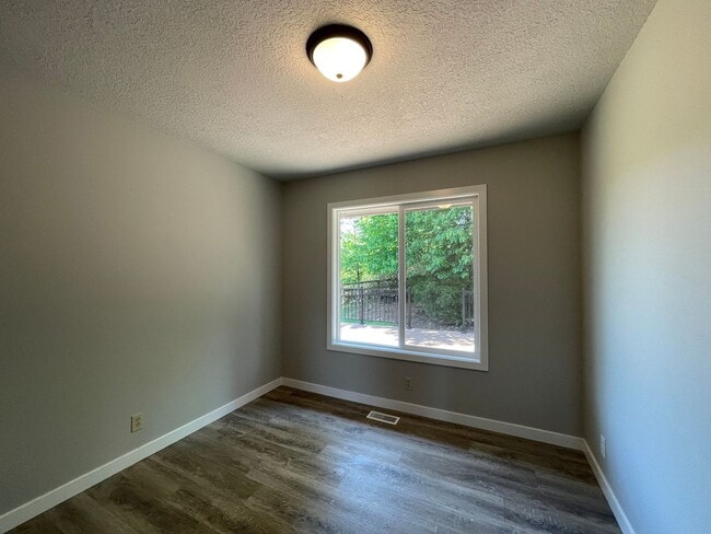 Building Photo - 27 Acres of Private Valley Remodeled Home In Damascus 3Bd/3Ba with Basement!!! Beautiful Deck wit...