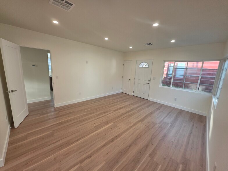 Building Photo - 2913 W Riverside Dr