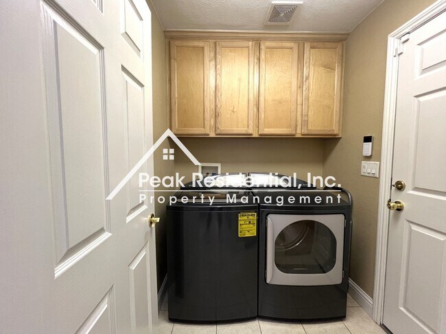 Building Photo - Beautiful Empire Ranch 5bd/3ba Home with 3 Car Garage - Must See