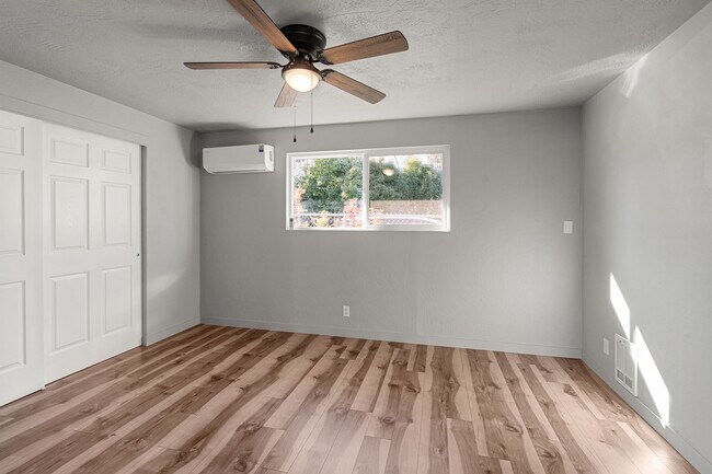 Building Photo - 1028 W 11th St