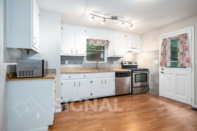 Building Photo - 5040 Oak Leaf Cir
