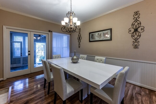 Building Photo - 422 River Oaks Dr