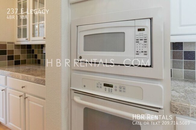Building Photo - WICKLUND Village 4 Bedroom Home - Gated Dr...