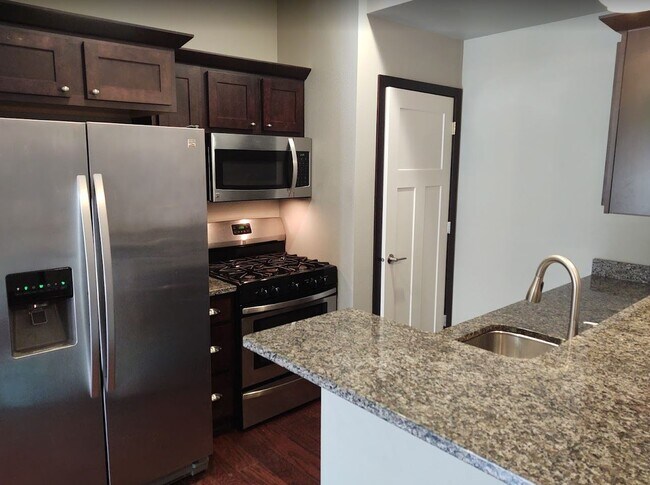 Building Photo - 1023 6th St SE