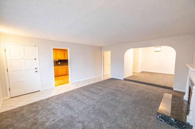 Building Photo - Large updated home in San Mateo Village!