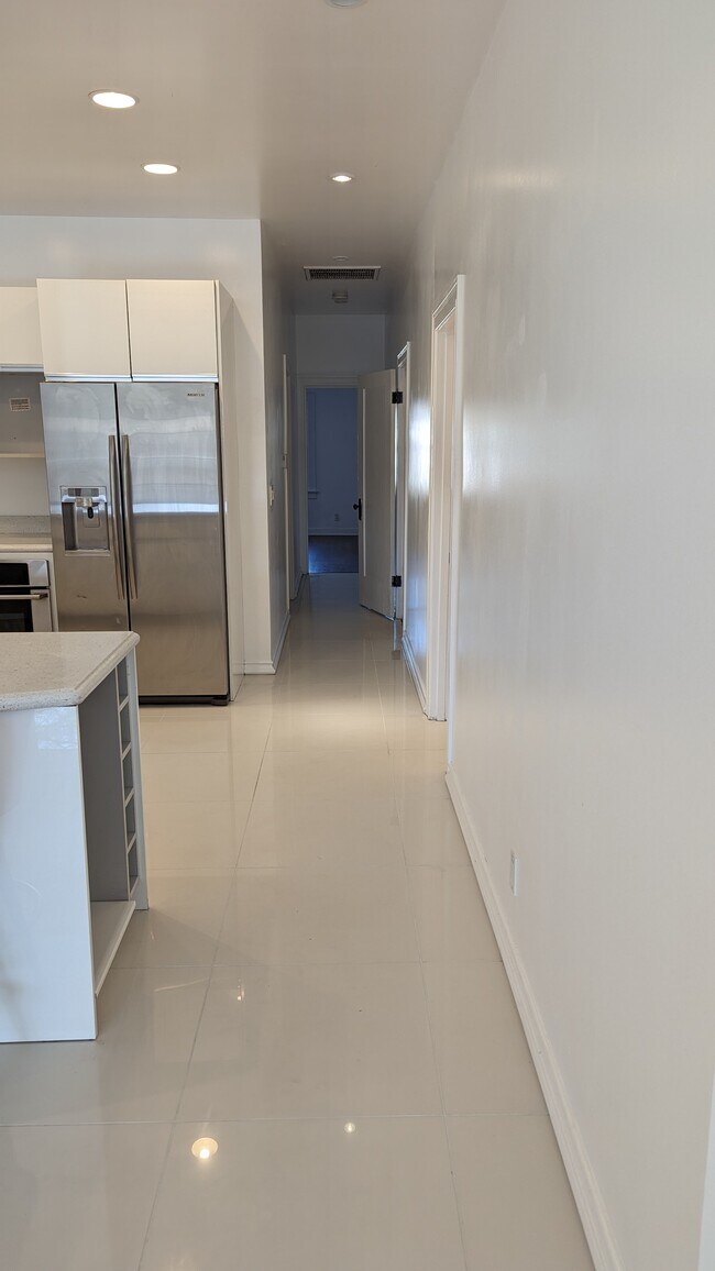 Building Photo - 158 S Sycamore Ave