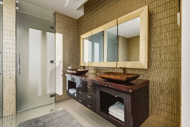 Building Photo - Waldorf Astoria 4707-Strip/City/Mtn Views from this Stunning 2Bd/2.5Ba Residence