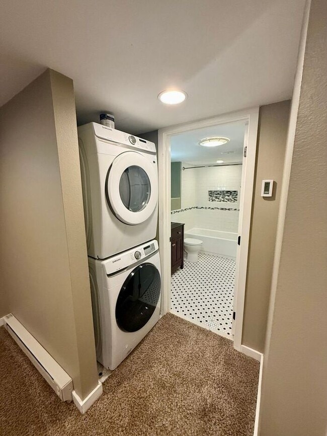 Building Photo - ***MOVE IN SPECIAL*** 2 WEEKS FREE Beautifully Remodeled 1 Bedroom / 1 Bath Unit in the Heart of ...