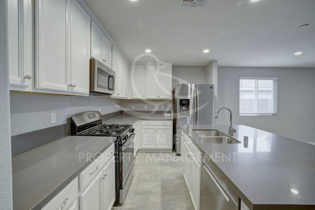 Building Photo - Beautifully maintained and modern 4-bedroom, 2-bathroom