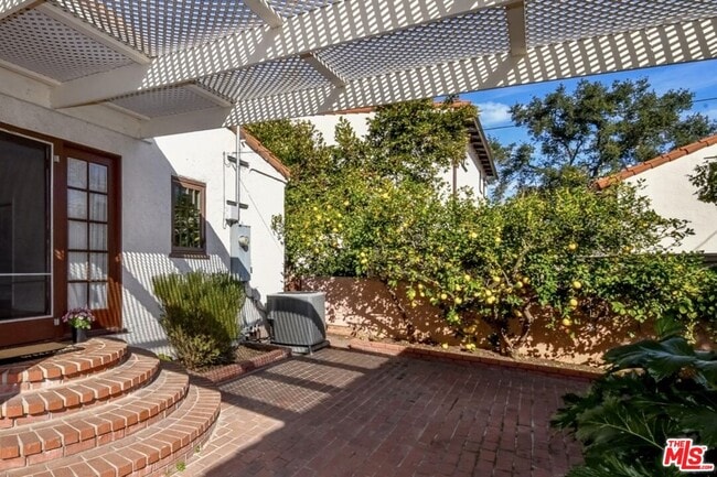 Building Photo - 2814 Fleur Dr