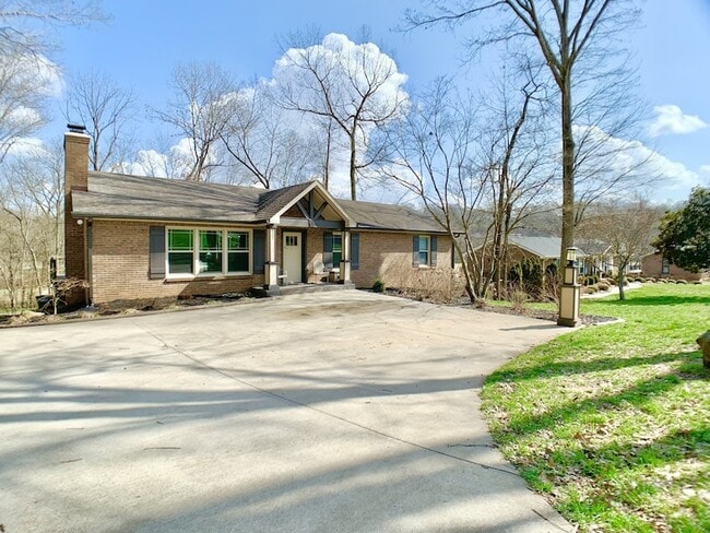 Building Photo - 423 Rivermont Dr