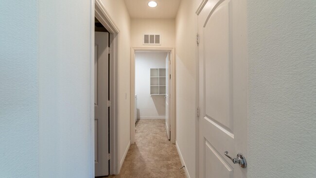 Building Photo - 570 Calle Vibrante