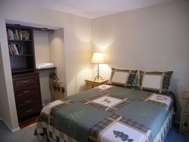 Building Photo - 3 Bedroom with a Summer Pool - Across from...