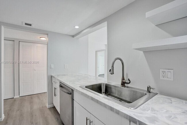 Building Photo - 1101 River Reach Dr