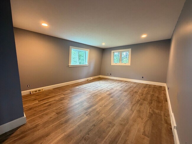 Building Photo - 6375 Bauer Rd