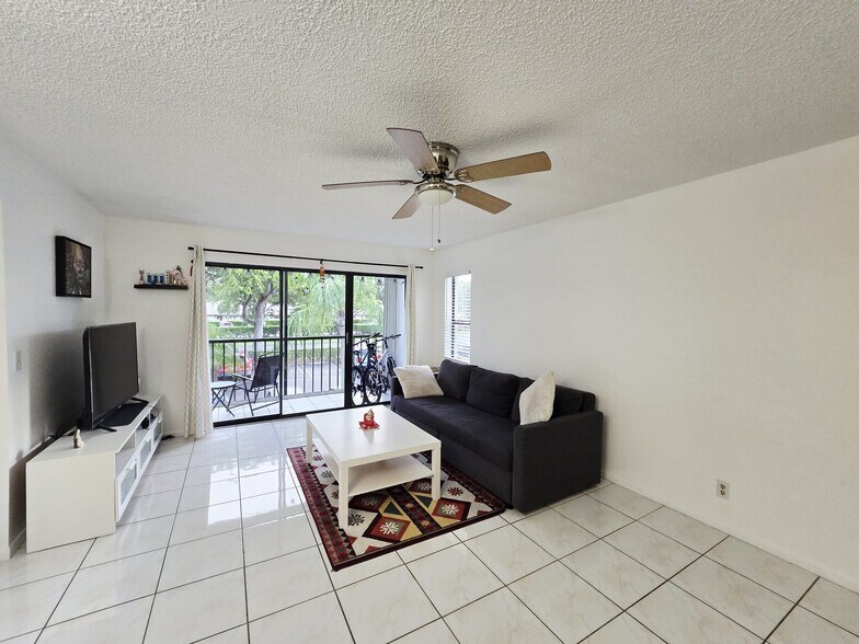 Building Photo - 1102 Green Pine Blvd