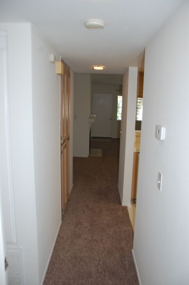 Building Photo - Two Bedroom Goleta Condo