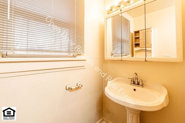 Building Photo - 122 N Grant St