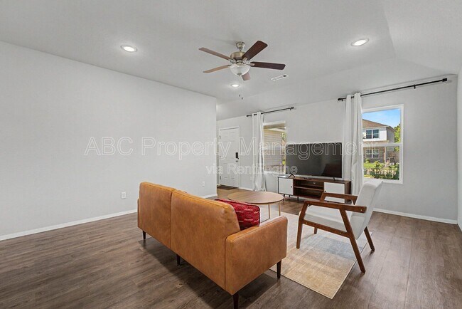 Building Photo - 946 E Sparrow Cir