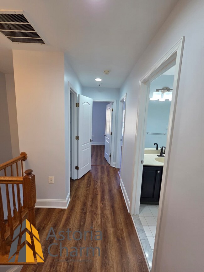 Building Photo - 3 Bedroom 3 Level Home with Garage and Flexible Layout