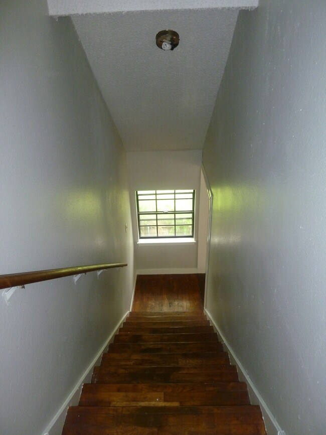 Building Photo - 4/3 Home in Clarksville! Incredible location! Available for August Prelease