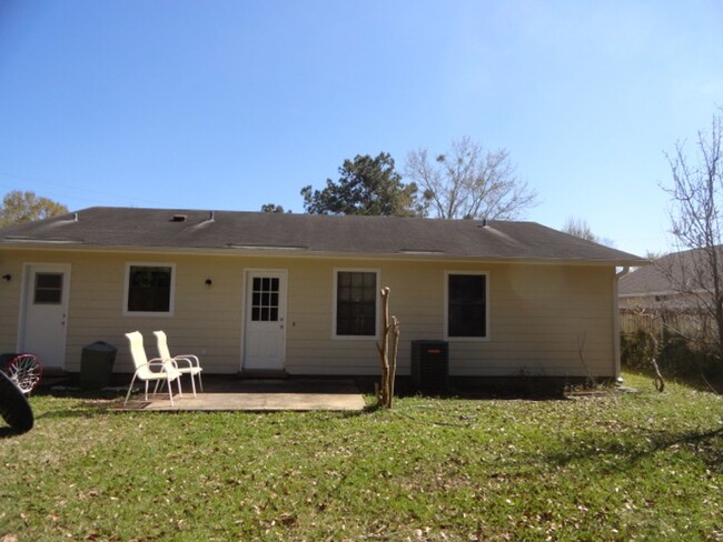 Building Photo - 3 BR 2 Ba home in Fairhope