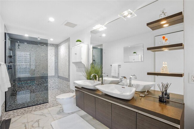 Building Photo - 200 Biscayne Blvd Way