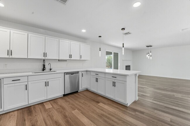 Building Photo - Beautiful Glendale Home With Pool!