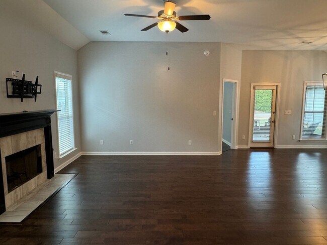 Building Photo - Incredible 3-Bedroom in Grand Park!!