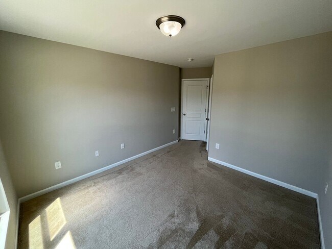 Building Photo - Corner Unit 3BD, 2.5BA Townhouse in North ...