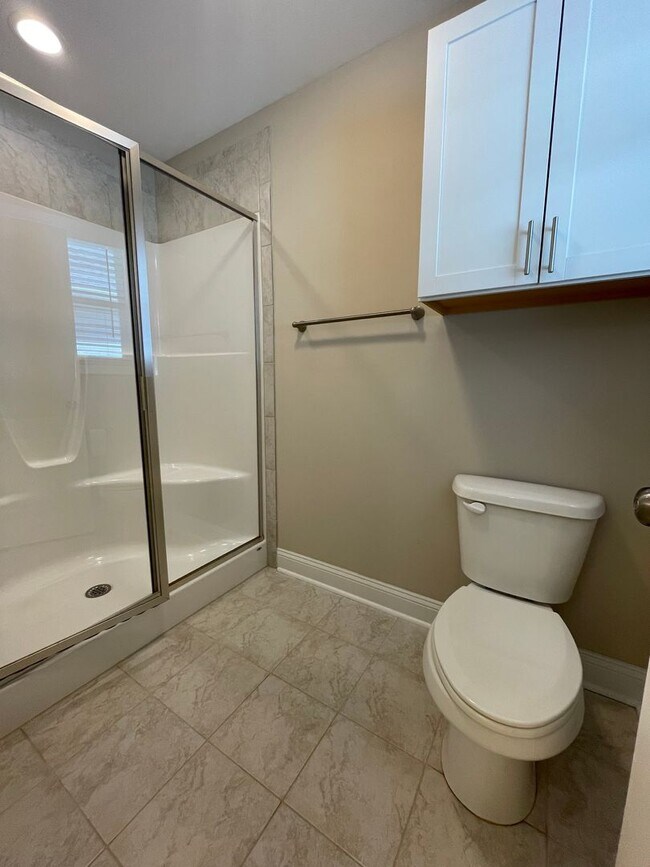 Building Photo - 3 Bedroom 3 Bathroom in Haymount! Pets okay