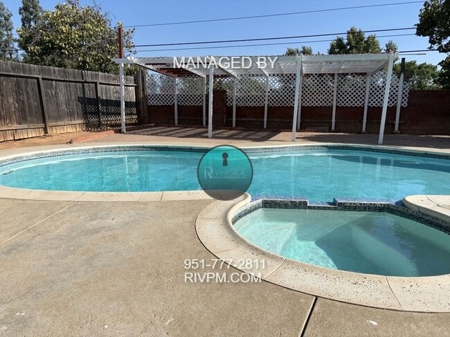 Building Photo - STUNNING POOL HOME IN MORENO VALLEY!! SOLAR INCLUDED!!