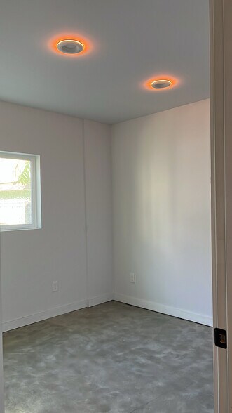 Building Photo - 216 N Burlington Ave