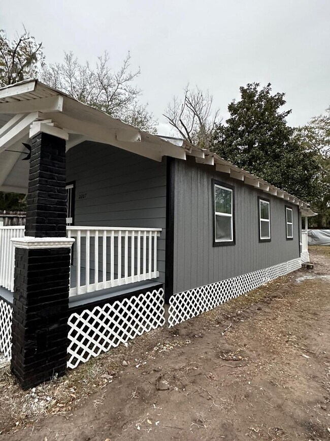 Building Photo - Fully Renovated 3/1 Single Family House Av...