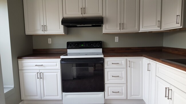 Building Photo - Spacious 3 Bedroom, 1 Bath Townhome in Hav...