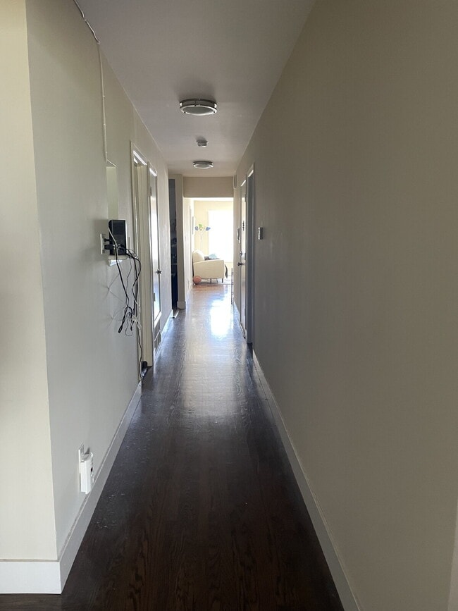 Building Photo - Large Private Bedroom in Sunset / Parkside near McCoppin Square and Taraval Corridor