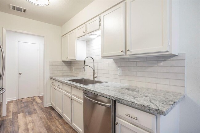 Building Photo - 8715 Pineridge Dr