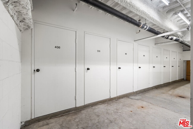 Building Photo - 4460 Wilshire Blvd