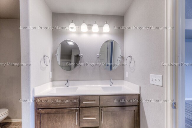 Building Photo - FOR LEASE | Jenks | $1900 Rent + $1900 Dep...