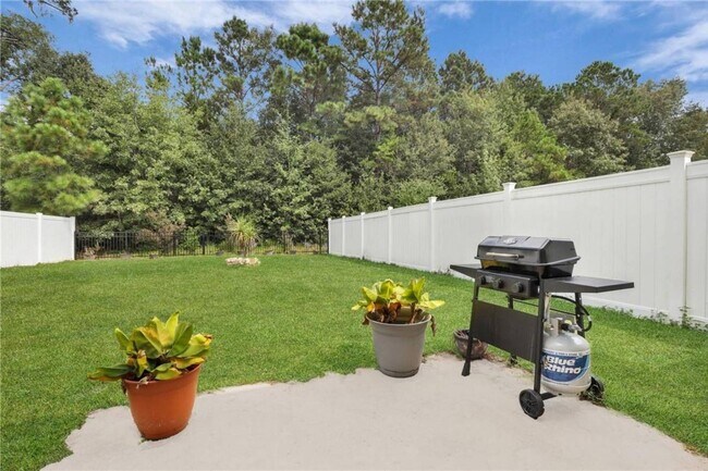 Building Photo - Modern 4 Bedroom South Savannah Home with Fenced Backyard