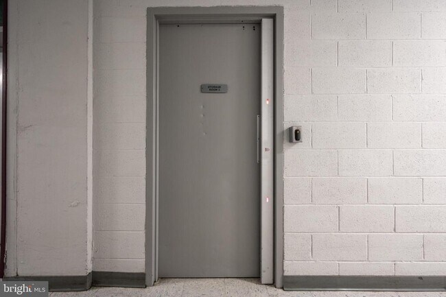 Building Photo - 3709 S George Mason Dr