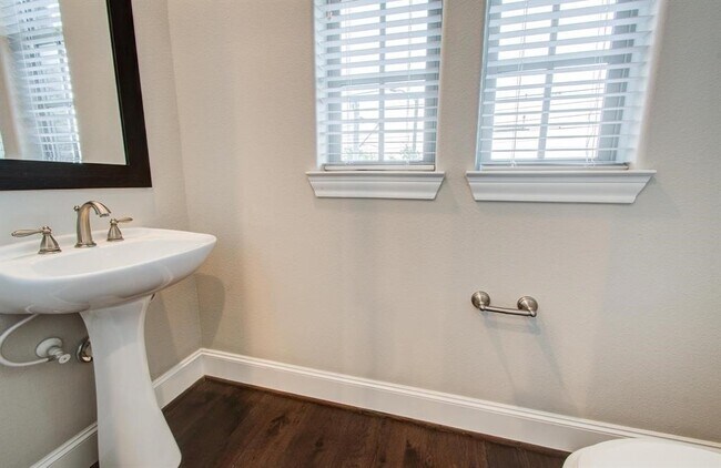 Building Photo - 610 Delano St