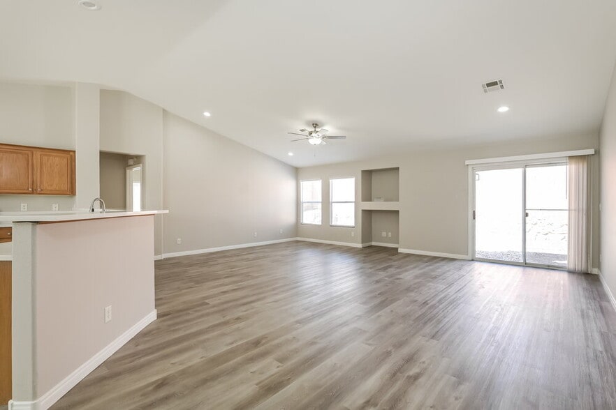 Building Photo - 1075 Silver Star St