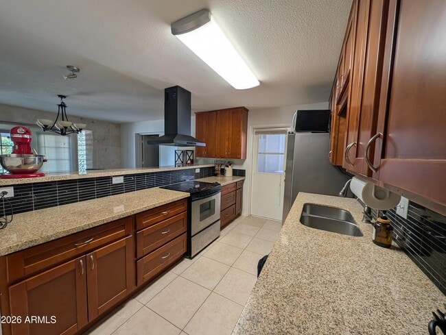 Building Photo - 1039 E Larkspur Ln